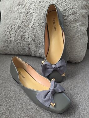 C. Poravaro Gray Bow-Front Leather Ballet Flats